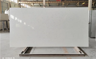 Màu trắng với tấm thạch anh Carrara dòng nhỏ